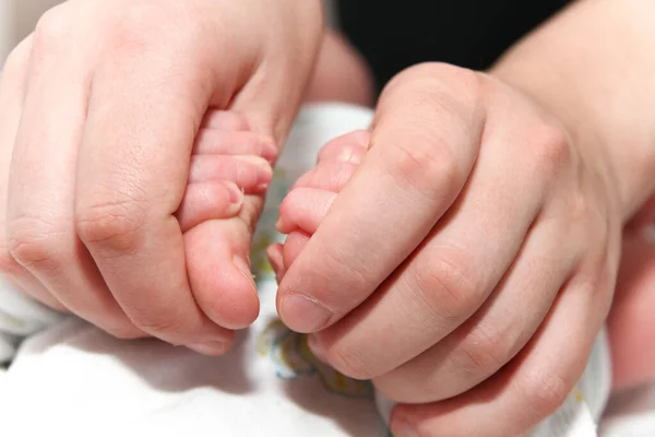 Bébé main tenant le doigt de la mère, nouveau-né bébé — Photo