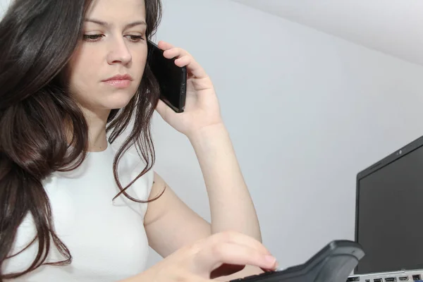 Aantrekkelijke zakelijke vrouw gebruik slimme telefoon en vergadering wordt om haar wor — Stockfoto