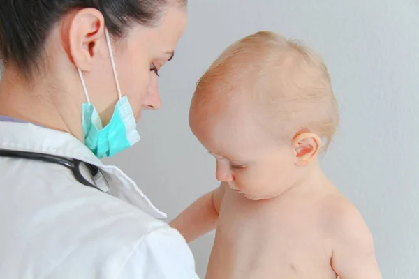 Um ano de idade menino doente no jovem médico feminino — Fotografia de Stock