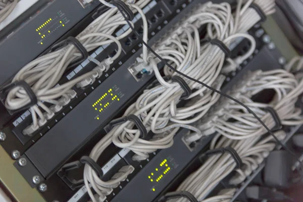 Servidores montados en rack en una sala de servidores, de cerca —  Fotos de Stock