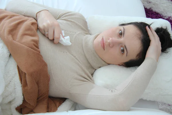 若い病気の女性がベッドに横たわって — ストック写真