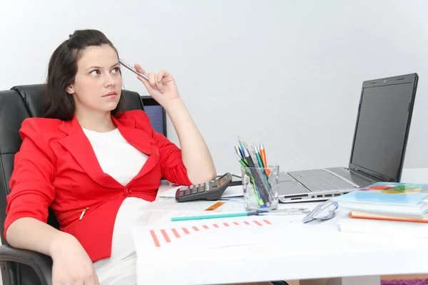 Mujer de negocios bonita analizando gráficos de inversión con calculato —  Fotos de Stock