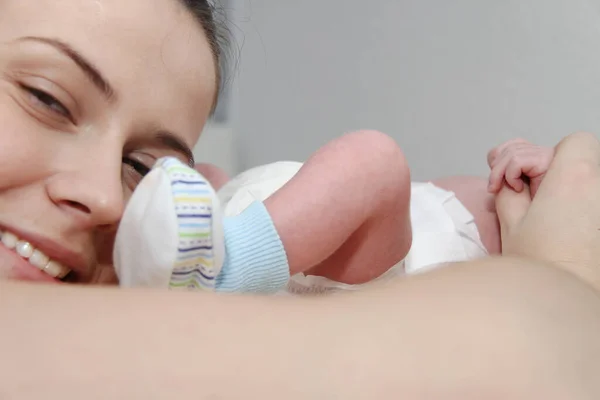 Moeder en haar pasgeboren Baby, bovenliggende hand in hand pasgeborenen — Stockfoto