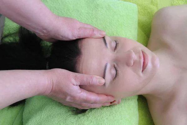 Ontspannende massage bij beauty modern spa salon — Stockfoto