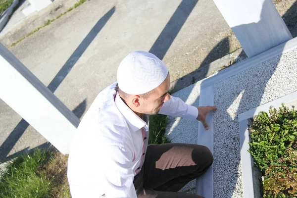 Islamic praying on dead person — Stock Photo, Image