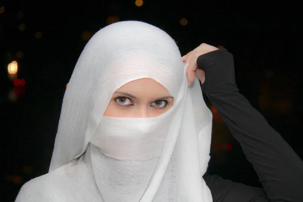 Beautiful muslim woman prepare for praying — Stock Photo, Image