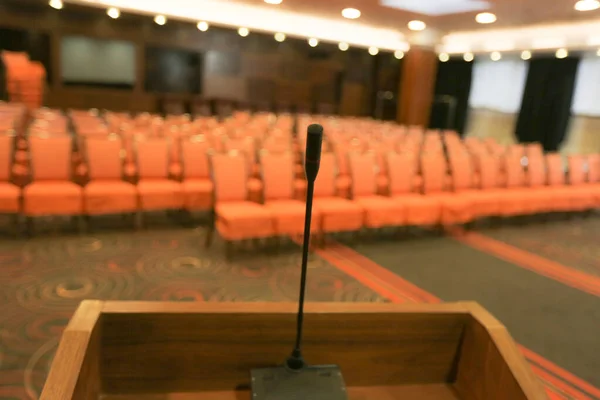 Rostrum con micrófono en sala de conferencias —  Fotos de Stock
