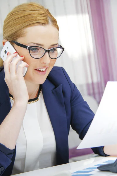 Mujer de negocios analizando gráficos de inversión con calculadora y l —  Fotos de Stock