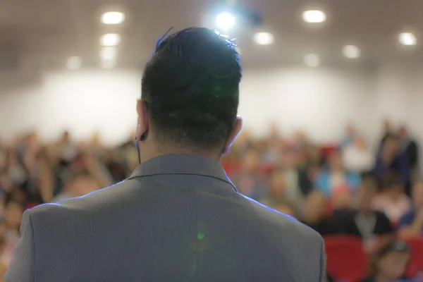 Uomo d'affari nell'auditorium, Sala Conferenze, inizio con successo — Foto Stock
