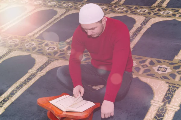 Hombre musulmán recitando del libro sagrado Corán, Corán, religión islámica — Foto de Stock