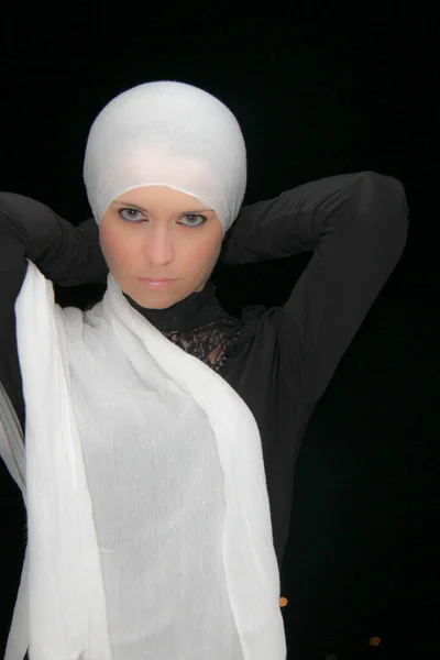 Güzel Müslüman kadın, dua etmeye hazırlan. — Stok fotoğraf