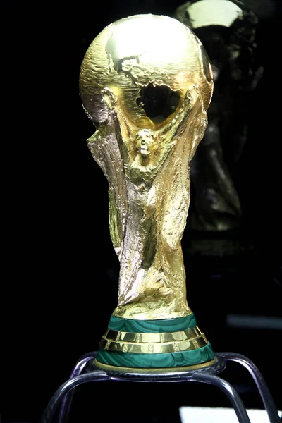 2014年3月 波斯尼亚和黑塞哥维那萨拉热窝 在黑人背景下的世界杯奖杯 即世界杯奖杯 于1974年推出 用18克拉黄金制成 底座为孔雀石 — 图库照片