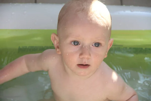 Piękny jeden rok chłopiec bawi się w basen — Zdjęcie stockowe