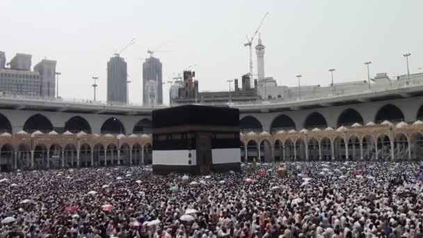 Mekka, Saudiarabien, September 2016 - muslimska pilgrimer från hela världen samlades för att utföra Umrah eller Hajj i Haram-moskén i Mekka. — Stockvideo