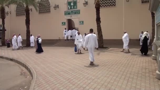 Mekka, Saudiarabien, September 2016 - muslimska pilgrimer från hela världen samlades för att utföra Umrah eller Hajj i Haram-moskén i Mekka. — Stockvideo