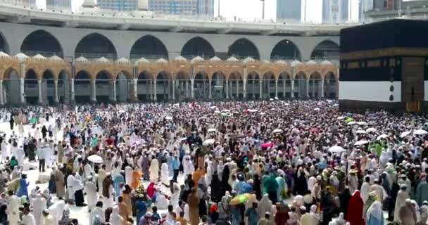 MECCA, SAUDI ARABIA, setembro de 2016 - Peregrinos muçulmanos de todo o mundo se reuniram para realizar Umrah ou Hajj na Mesquita Haram em Meca . — Vídeo de Stock