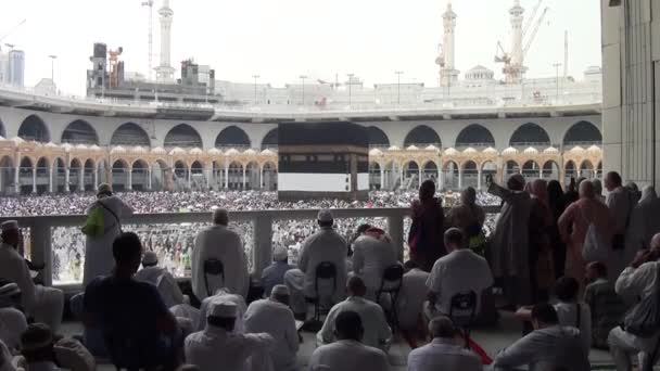 Mekka, Saudiarabien, September 2016 - muslimska pilgrimer från hela världen samlades för att utföra Umrah eller Hajj i Haram-moskén i Mekka. — Stockvideo