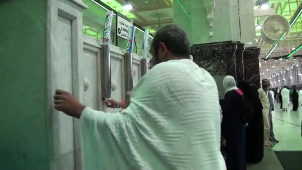 Mekka, Arabia Saudyjska, września 2016 - muzułmańskich pielgrzymów z całego świata do wykonywania Umrah lub Hajj Haram meczecie w Mekce. — Wideo stockowe