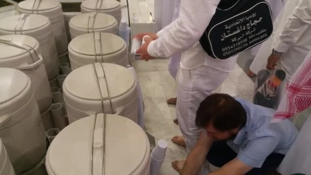 MECCA, SAUDI ARABIA, September 2016 Peziarah Muslim dari seluruh dunia berkumpul untuk melakukan Umrah atau Haji di Masjid Haram di Mekkah . — Stok Video