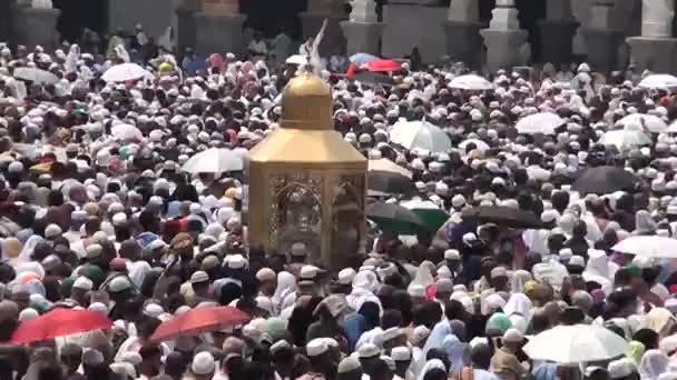 Mekka, Saudiarabien, September 2016 - muslimska pilgrimer från hela världen samlades för att utföra Umrah eller Hajj i Haram-moskén i Mekka. — Stockvideo