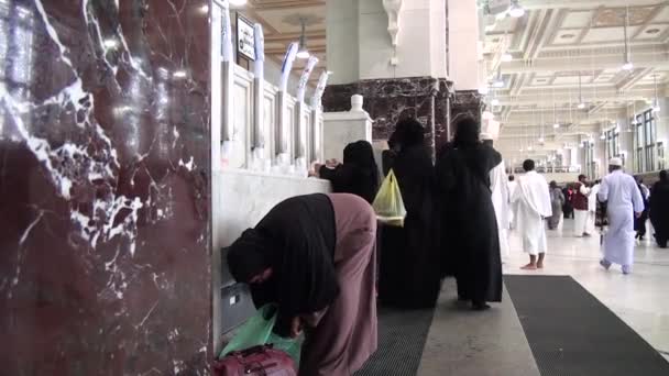 Mekka, Saudiarabien, September 2016 - muslimska pilgrimer från hela världen samlades för att utföra Umrah eller Hajj i Haram-moskén i Mekka. — Stockvideo