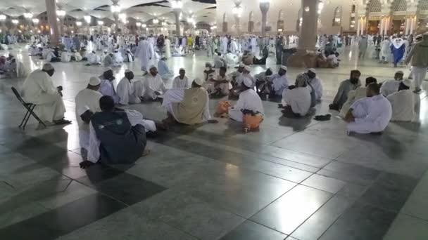 MECCA, ARABIE SAOUDITE, septembre 2016 - Des pèlerins musulmans du monde entier se sont rassemblés pour célébrer l'Omra ou le Hadj à la mosquée Haram de La Mecque . — Video