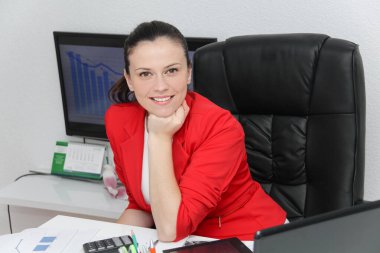 Çok iş kadın calculato grafiklerle yatırım analizi