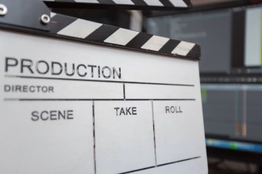 Arka planda film alkışlaması ve düzenleme odası