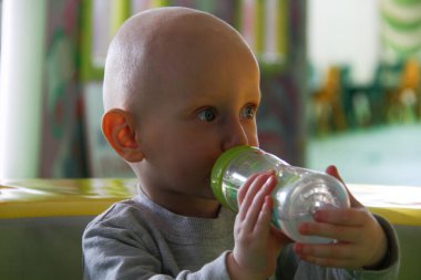 Güzel erkek bebek oyun alanında oynuyor.