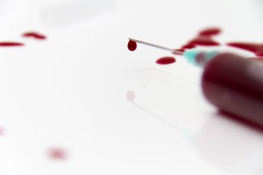 Şırınga kırmızı kan testi araştırma HIV AIDS kavram fikir için