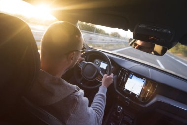 Araba süren bir adam. Başarı devrede. Yakışıklı genç adam araba kullanıyor.