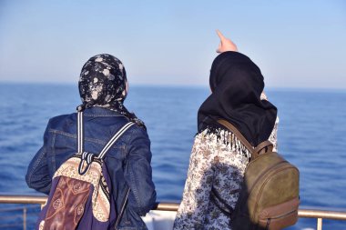 Gün batımını izleyen iki bayanın arkası.