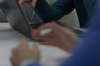 Girişim İşletmeleri Atölyesi Üzerinde Beyin Fırtınası Yapıyor