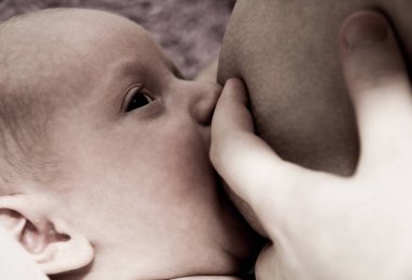 Genç erkek bebek emzirme anne