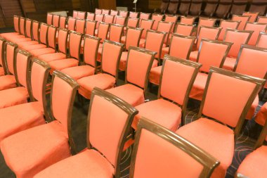 Konferans salonu ya da seminer odası, oditoryumdaki boş koltuk sırası.