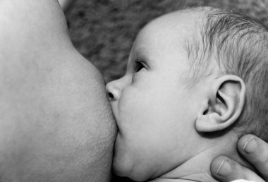 Genç erkek bebek emzirme anne