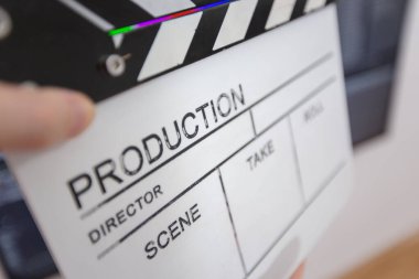 Arka planda film alkışlaması ve düzenleme odası
