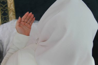 Gelin elinde alyanslarla