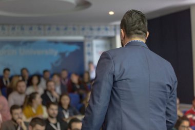 Konferans salonundaki iş adamı başarılı bir başlangıç yaptı.