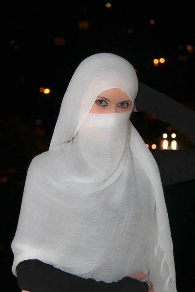 Schöne muslimische Frau bereitet sich auf das Gebet vor — Stockfoto