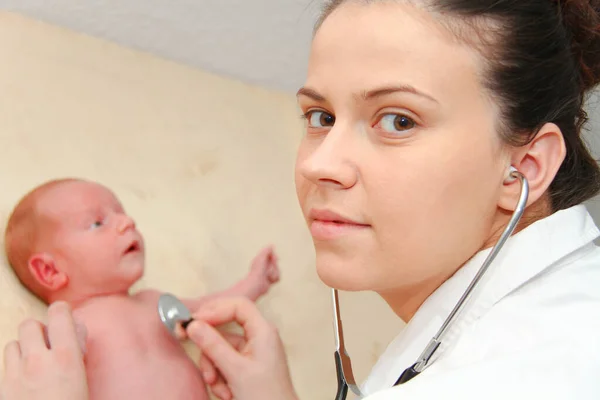 남자 아기와 청진 기 간호사에 의해 폐 검사를 가져옵니다. — 스톡 사진