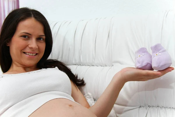 Vrouw Ontspannen Bank Met Laptop — Stockfoto