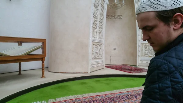 Muslim Man Is Praying In The Mosque — Stock Photo, Image