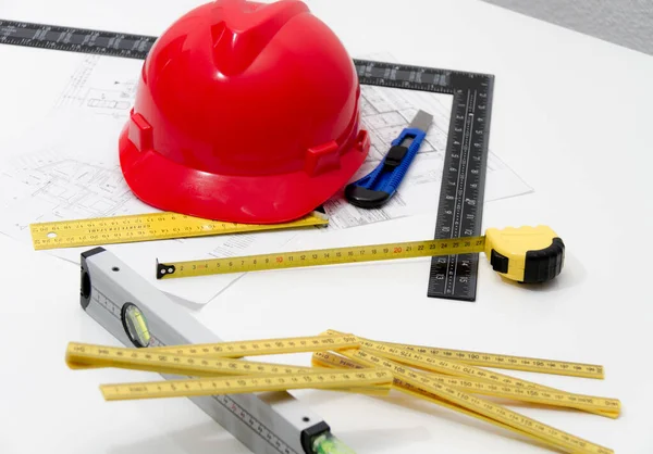 Helm und Werkzeug für Bauzeichnungen und Gebäude — Stockfoto