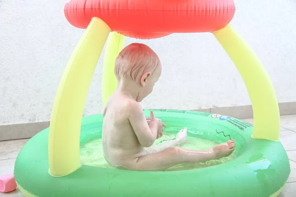 Schöner kleiner Junge spielt auf dem Spielplatz — Stockfoto