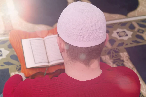 Muselman reciting från helig bok Koranen, Qoran, islamisk religion — Stockfoto