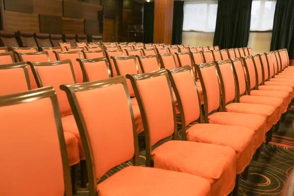 Sala de conferencias o sala de seminarios, fila de asientos vacíos en el auditorio —  Fotos de Stock