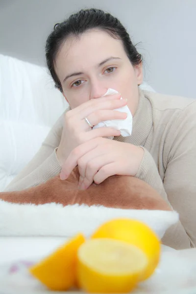 Mladá nemocná žena ležící v posteli — Stock fotografie