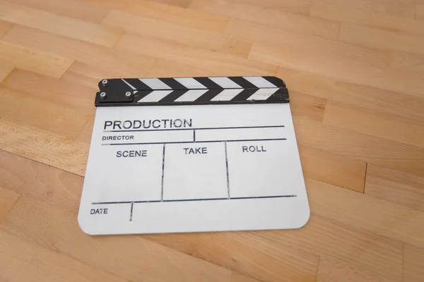 영화 Clapper on wood background, 영화 컨셉 — 스톡 사진