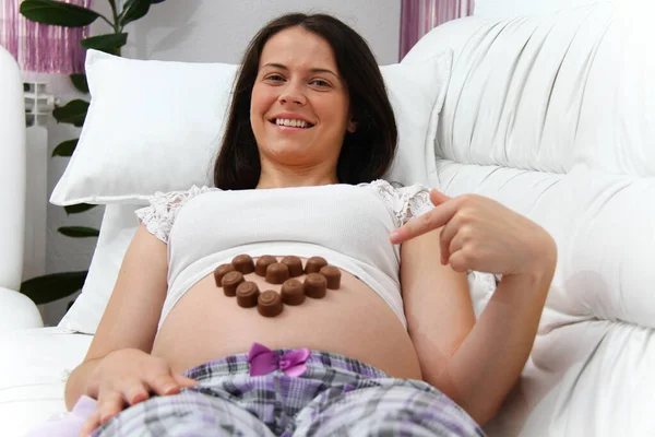 Hermosa Mujer Embarazada Con Una Almohada — Foto de Stock